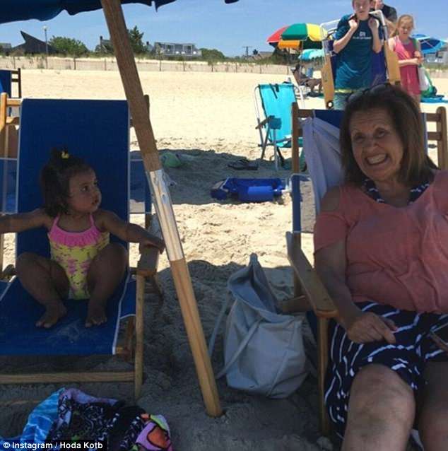 ¡Tiempo familiar!  El presentador de Today también subió una dulce foto de Haley Joy sentada en una tumbona junto a la propia madre de Hoda, Sameha, de 82 años.