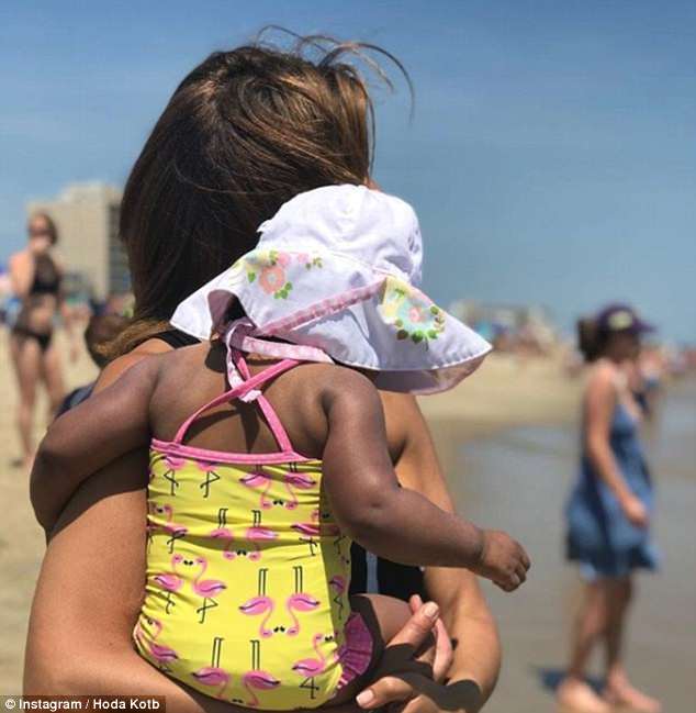 Madre e hija: Hoda publicó una foto de sí misma sosteniendo a Haley en la playa