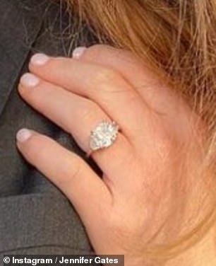 ¡Algo viejo, algo nuevo!  El anillo que le propuso Nayel, de 30 años, tiene un gran diamante central flanqueado por dos piedras más pequeñas, mientras que su nuevo anillo es una banda de diamantes gruesos.