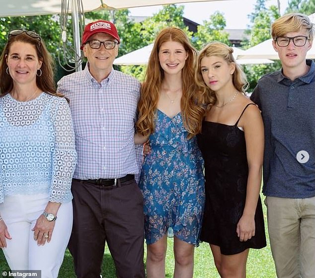 Familia: Jennifer es la mayor de los tres hijos de Bill y Melinda y es la hermana de Rory (derecha), 22, y Phoebe (segunda desde la derecha), 19.