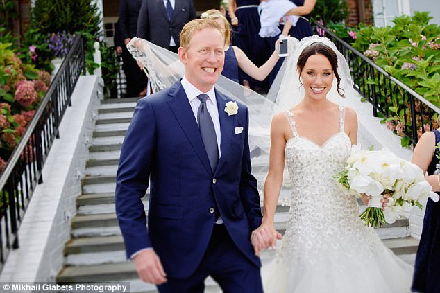 Este verano, O'Neill (izquierda) se casó con Jessica Halpin, de 27 años, en una lujosa ceremonia en Cape Cod.
