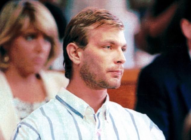 Dahmer es fotografiado en la corte por primera vez después de ser arrestado por una serie de brutales asesinatos. 