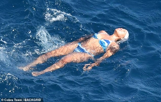 Relajándose: la directora de One Night in Miami hizo alarde de su figura de 5 pies y 3 pulgadas en un bikini de hilo azul