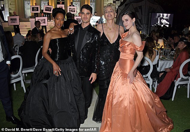 Foto de grupo: La Reina se veía hermosa con un vestido negro sin tirantes de alta costura de Schiaparelli y joyas de Boucheron seleccionadas por el dúo de estilistas Wayman + Micah