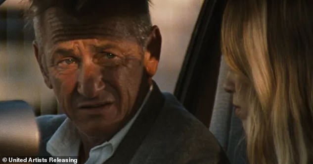 ¡Sigue!  King luego tiene un cameo de dos escenas como Marshall Blake en el drama del padre de Sean Penn Flag Day, que se estrena en cines estadounidenses limitados el 20 de agosto.