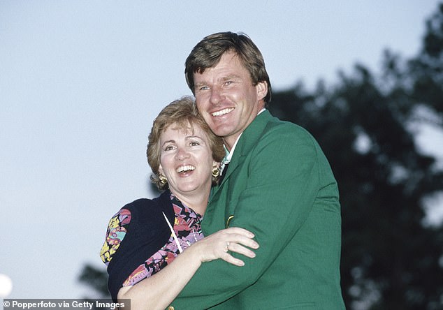 Sir Nick vistiendo la chaqueta verde con su segunda esposa y la secretaria del gerente Gill después de ganar el US Masters Golf Tour por segundo año consecutivo en 1990