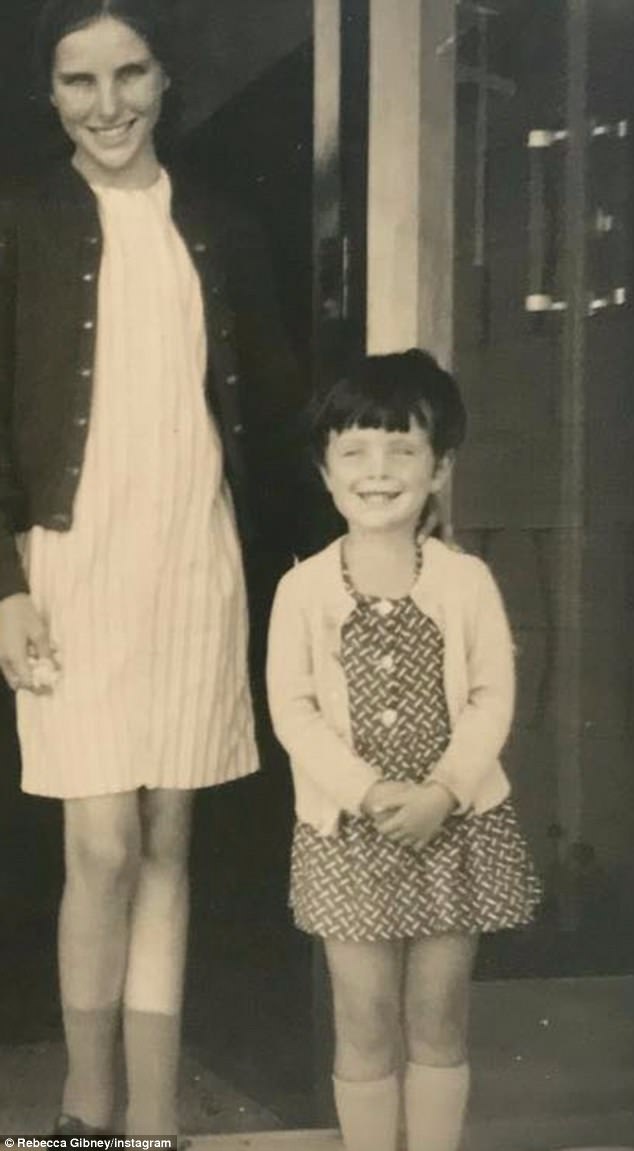 ¡Adorable!  En la linda foto en blanco y negro, se puede ver a Rebecca con un vestido a cuadros con un cárdigan blanco y calcetines hasta la rodilla.