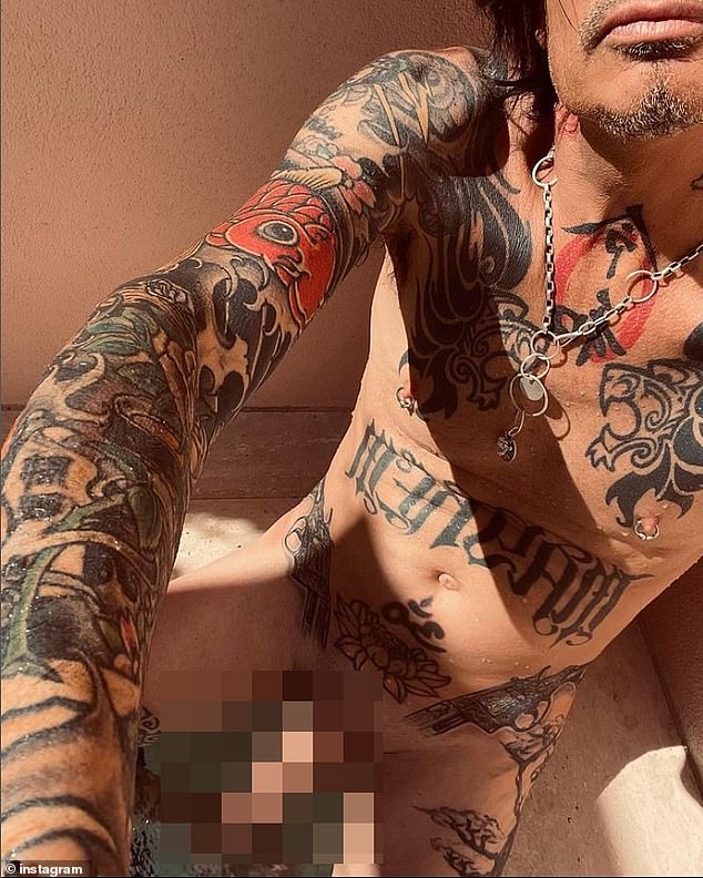 El rockero de 59 años compartió una foto de su famoso cuerpo tatuado parado en un baño usando nada más que una cadena.