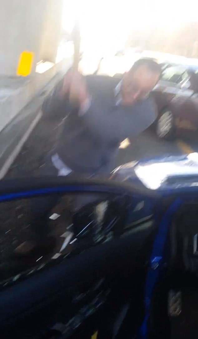 Las imágenes tomadas por el conductor de Subaru muestran a un hombre rompiendo el espejo lateral y la ventana del automóvil (en la foto)