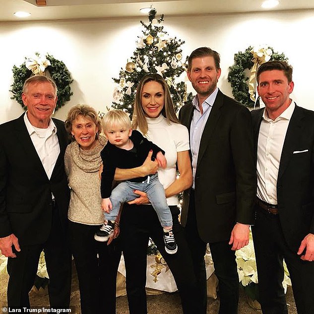 Lara y Eric Trump llevaron a su hijo Luke, de un año, a ver a los padres de Lara (izquierda) y al hermano Kyle Yunaska (derecha). 
