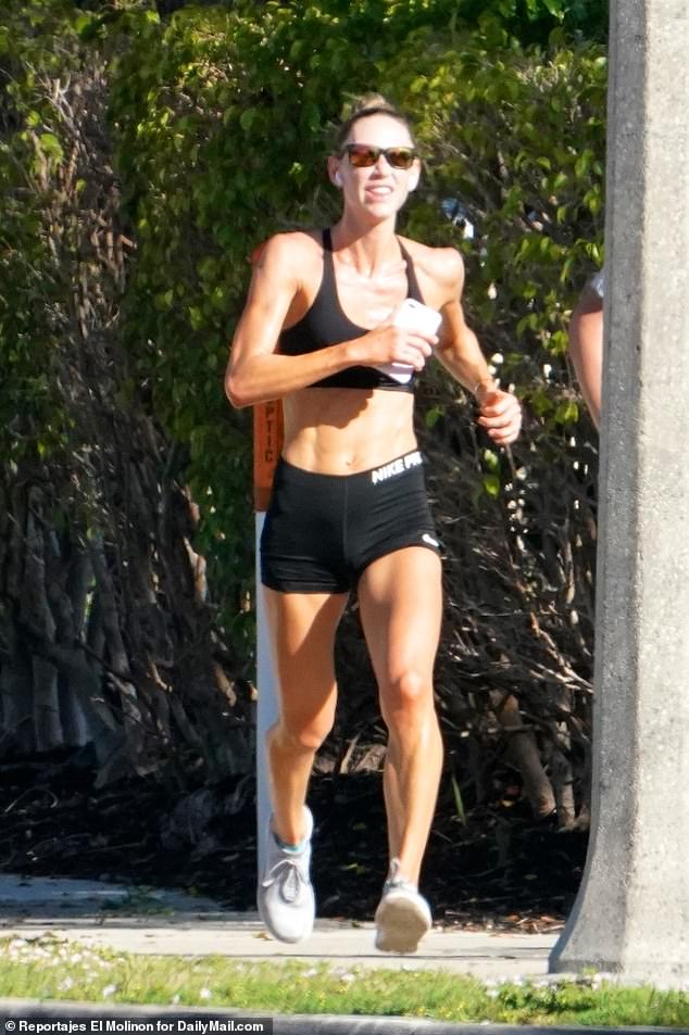Los abdominales marcados y las piernas tonificadas de Lara estaban a la vista mientras vestía pantalones cortos Nike negros y un sostén deportivo negro para correr.