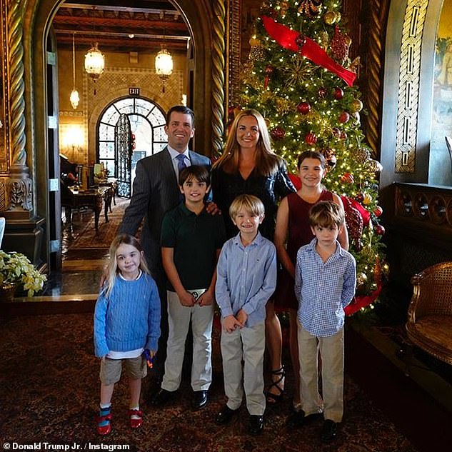 Lara no es el único Trump que actualmente disfruta de Mar-a-Lago.  Donald Trump Jr se reunió este lunes con su exesposa Vanessa para pasar la Navidad con sus cinco hijos