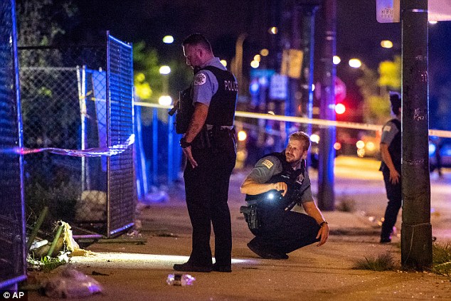 La policía investiga la escena del crimen del 5 de agosto en Chicago.  El primer fin de semana de agosto fue declarado el fin de semana más mortífero del año en la ciudad 