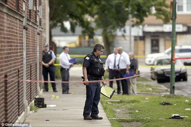 Doce personas fueron asesinadas en Chicago durante el primer fin de semana de agosto.  En la foto de arriba están los oficiales en la escena del crimen el 5 de agosto. 