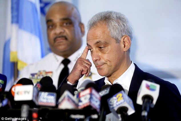 El alcalde de Chicago, Rahm Emanuel (al frente), ha enviado 600 oficiales más para patrullar las calles de Chicago 