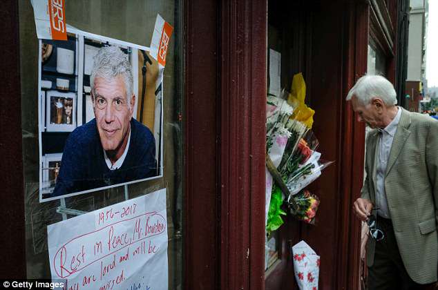 En Nueva York, los dolientes rindieron homenaje a la estrella en el restaurante Brasserie Les Halles donde una vez trabajó.  Restaurantes y bares de toda la ciudad colocaron carteles de luto por su muerte durante la noche. 