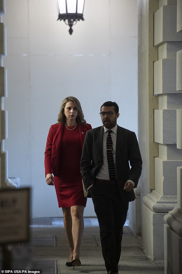 La representante Katie Hill (izquierda) llega al Capitolio el jueves antes de su discurso de despedida del Congreso