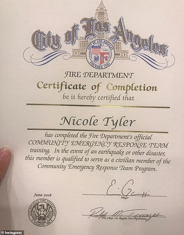 El año pasado, Angelina fue certificada por el Departamento de Bomberos de Los Ángeles para trabajar como EMT.