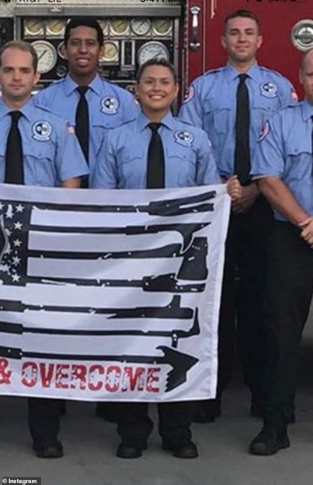 Angelina, que ahora usa su nombre real Nicole Tyler, se graduó la semana pasada de la academia de bomberos en St.  Petersburg, Florida y publicó esta foto con su equipo.