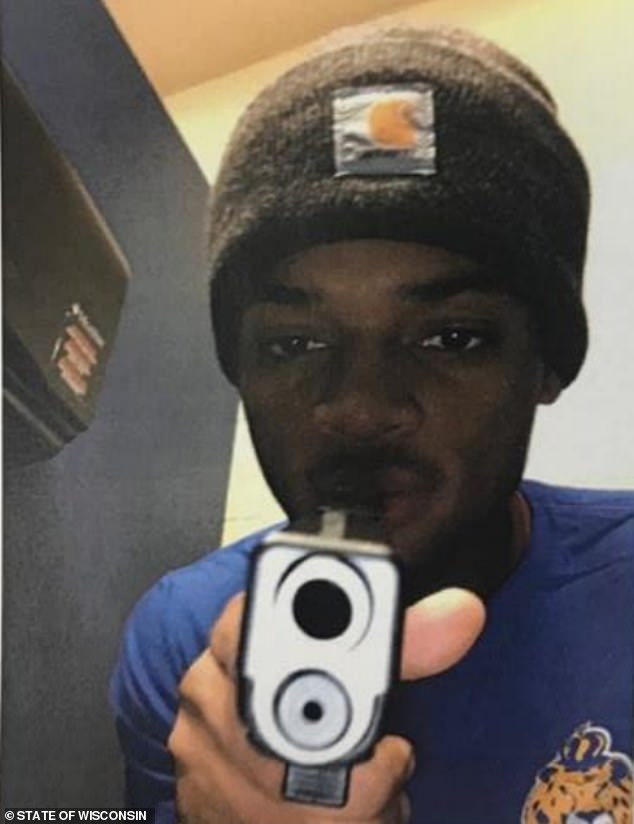 En su teléfono se encontró una foto de Sanford apuntando lo que la policía cree que es una pistola Glock a la cámara.