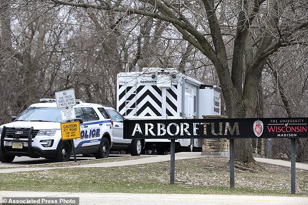 Un corredor encontró los cuerpos del esposo y la esposa en el arboreto de la Universidad de Wisconsin, un área popular de investigación y recreación.  En la imagen: la policía en el lugar donde se encontraron los cuerpos de la pareja.
