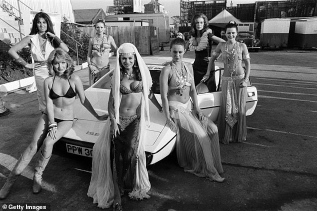 En la foto aparecen las chicas Bond (de izquierda a derecha) Caroline Munroe, Sue Vanner, Jill Goodall, Dawn Rodriques, Felicity York, Valerie Leon y Anika Pavel, que protagonizaron la epopeya de James Bond La espía que me amó, 1976