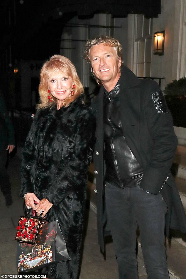Warren Todd y su esposa, la ex Chica Bond Sue Vanner, en el restaurante 34 de Londres.  La pareja cenó con Ken Todd y Lisa Vanderpump en 2017