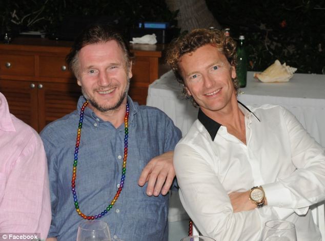 Bien conectado: Warren Todd, a la derecha, en una foto de fiesta con el actor Liam Neeson en St Tropez