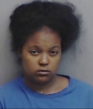 Lamora Williams, de 24 años, ha sido acusada de dos cargos de asesinato por la muerte de sus dos hijos.