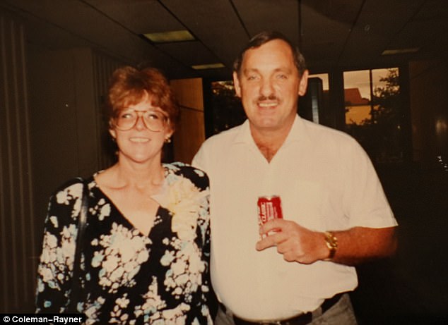 Padres: la madre de Chrissy, Denise, y el padrastro Crayton se ven en un viejo álbum de fotos familiar