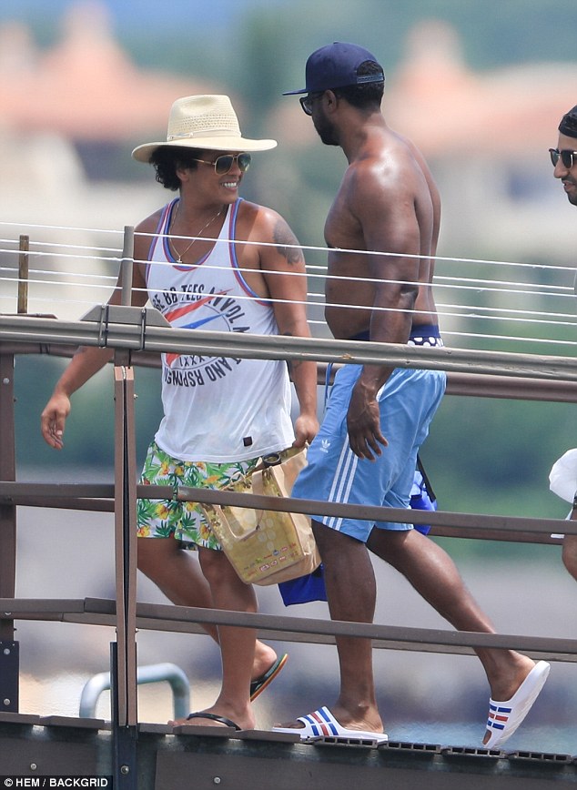 Divirtiéndose: Bruno fue visto más temprano ese día yendo en un bote de pesca con un grupo de amigos;  la cantante agregó una camiseta sin mangas colorida