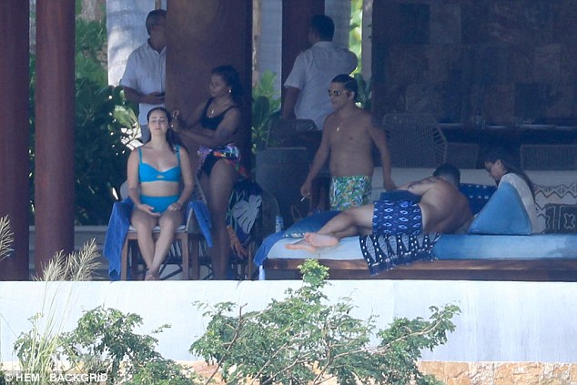 Descanso y relajación: Bruno y su novia pasaron tiempo con amigos en una cabaña