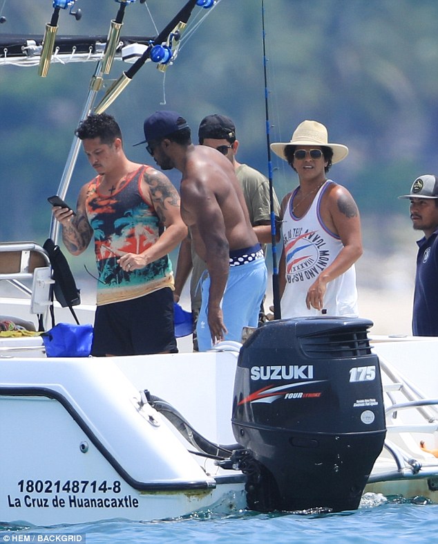 Sin estrés: Bruno fue visto llegando con amigos en un bote