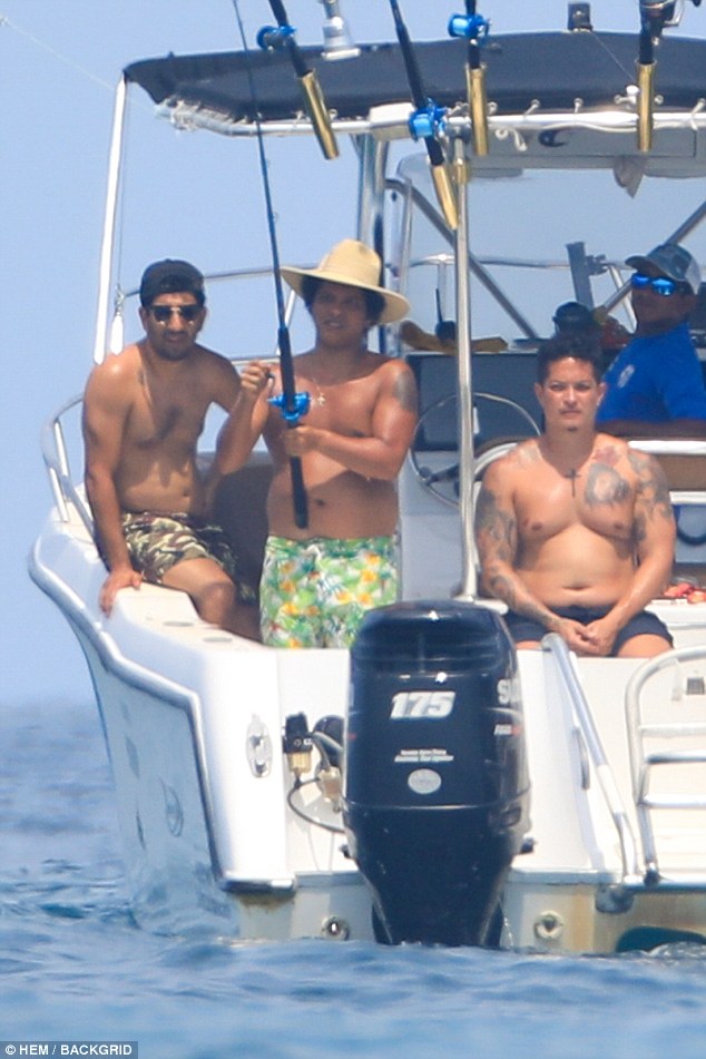 Foco: Bruno fotografiado con sus amigos en el barco de pesca, incluido su hermano (R) Eric