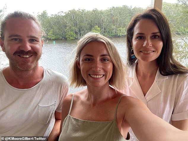 La mujer de 31 años (derecha) compartió una foto el miércoles con los blogueros de Perth Jolie King (centro) y Mark Firkin (izquierda), quienes estuvieron encerrados con ella durante tres meses.