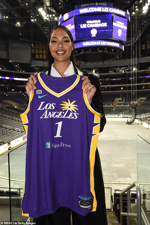 Liz (en la foto con su camiseta de Los Angeles Sparks el 23 de febrero en Crypto.com Arena en Los Ángeles) se burló de una carrera en OnlyFans en abril de 2021 y se lanzó meses después.