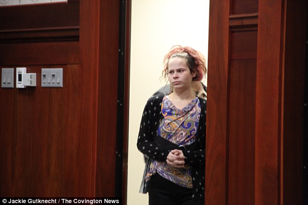 Cortney Bell, de 24 años, (en la foto durante su audiencia el martes) se declaró inocente de asesinar a su hija de 15 días.