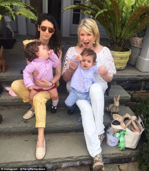 Amigo famoso: Martha Stewart es cercana a la pareja y pasó la Pascua con ellos y sus hijos gemelos el año pasado. 