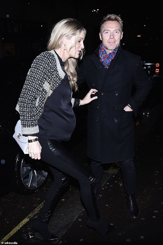 Caminando bonita: Storm mostró su creciente bulto en un top negro y calzas mientras celebraba el cumpleaños de su esposo Ronan en Londres a principios de este mes.