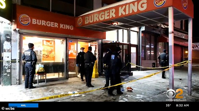 En la foto: la policía investiga el tiroteo fatal de un adolescente que trabajaba en Burger King en 116th Street y Lexington Avenue en East Harlem