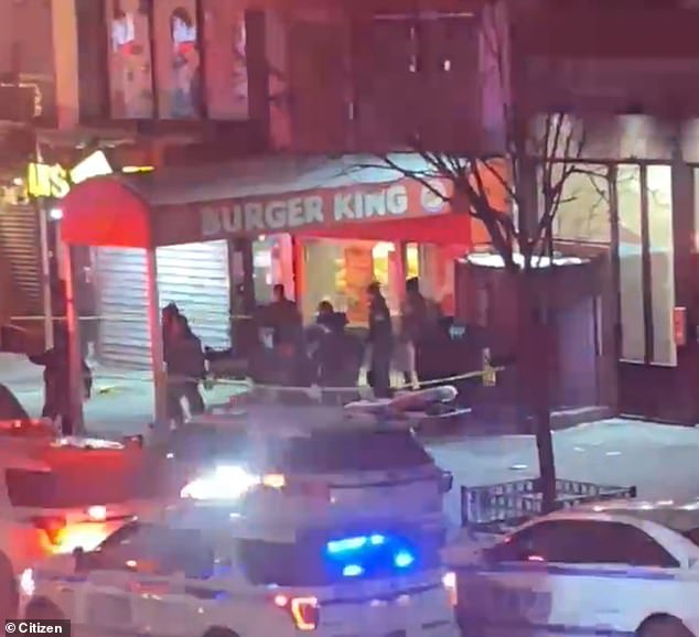 El cuerpo de Kristal Bayron-Nieves es sacado del Burger King el domingo por la mañana después de recibir un disparo mortal en el torso durante un robo.