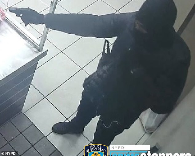 Foto de vigilancia del sospechoso, a la derecha, buscado por matar a un cajero de 19 años mientras robaba comida rápida por solo $ 100