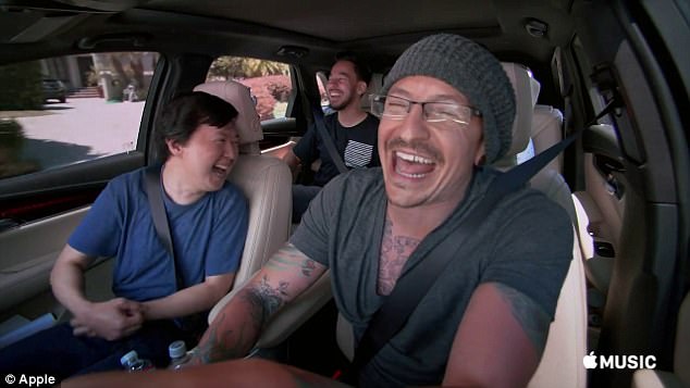 Trágico: A principios de este mes, el episodio de Carpool Karaoke: el programa que grabó solo seis días antes de ahorcarse fue lanzado con la bendición de su familia y compañeros de banda de Linkin Park. 