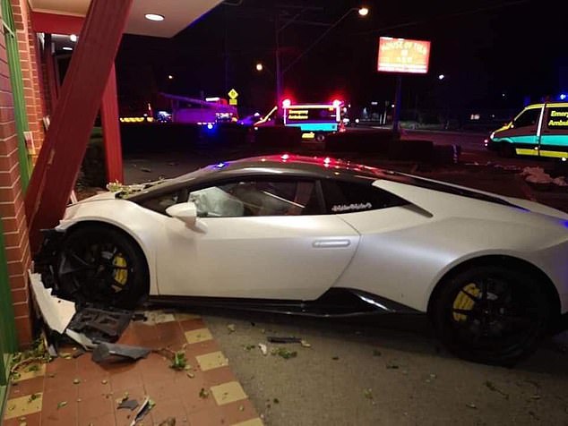 2017 Lamborghini Huracan LP580-2 cuando perdió el control minutos después de salir de un evento de superdeportivos y se estrelló contra el restaurante chino House of Tien en Adelaide.