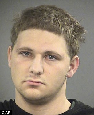 Esta foto sin fecha proporcionada por el Departamento de Policía de Medford muestra a Russell Jones, de 22 años, quien fue acusado de asesinato el martes.