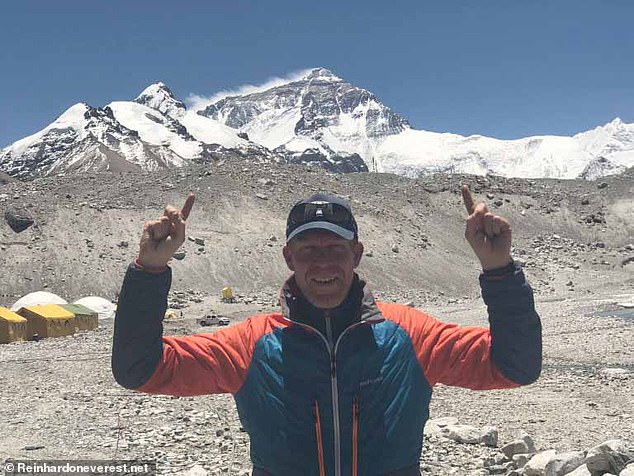 Reinhard Grubhofer, de 45 años, que quedó atrapado en el caos, dijo que un escalador chino se retrasó casi una hora en bajar y se quedó helado de miedo en lo alto de una escalera.