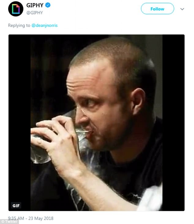 Un usuario compartió una foto del personaje de Breaking Bad, Jesse Pinkman, bebiendo agua, mirándolo con juicio. 
