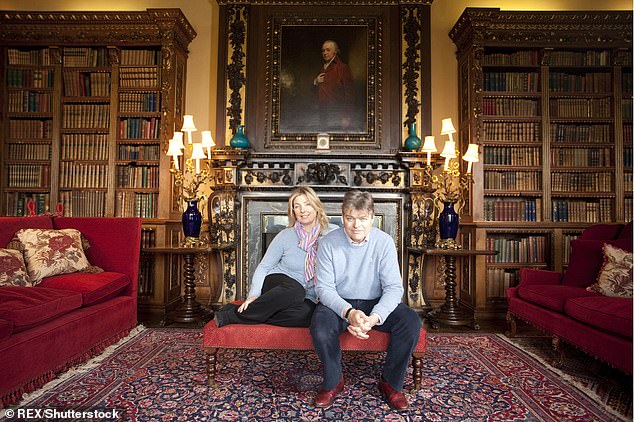 Lord y Lady Carnarvon en la Gran Biblioteca del Castillo de Highclere, fotografiados en 2011