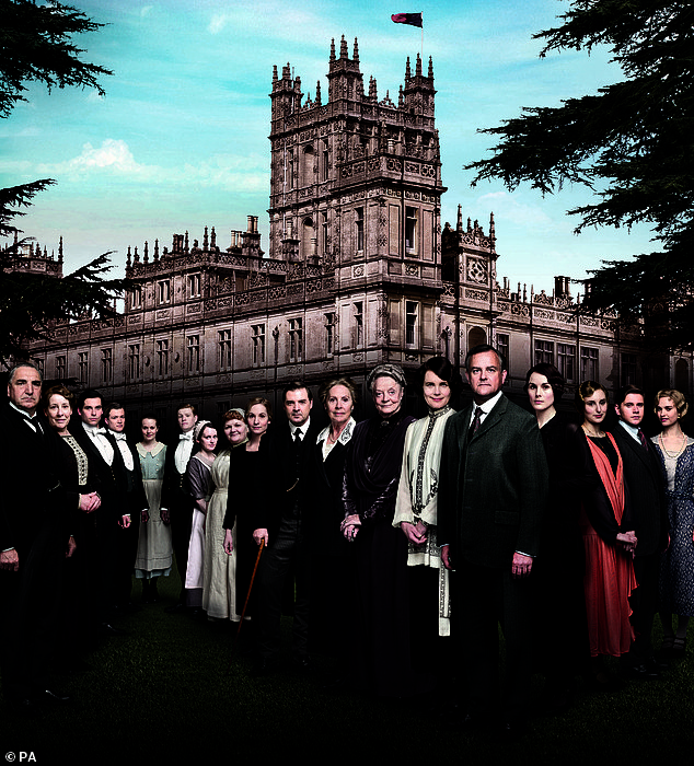 El elenco del exitoso drama de ITV Downton Abbey se estrenó en el Leicester Square de Londres el lunes.