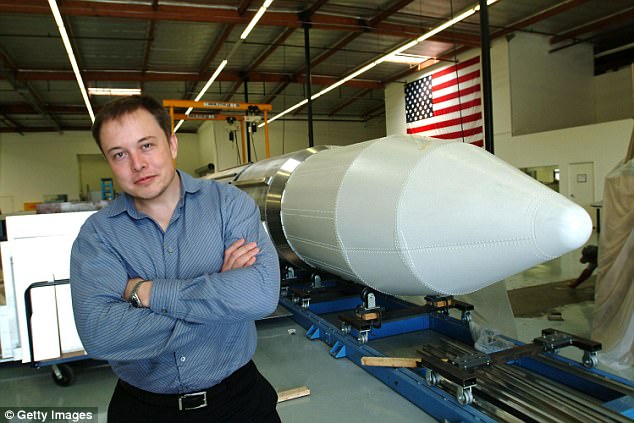 Elon Musk junto a un cohete el 19 de marzo de 2004 en El Segundo, Los Ángeles.  Tiene un valor de £ 20 mil millones y lanzó un automóvil Tesla al espacio, pero no ha hablado con su padre en 18 meses.